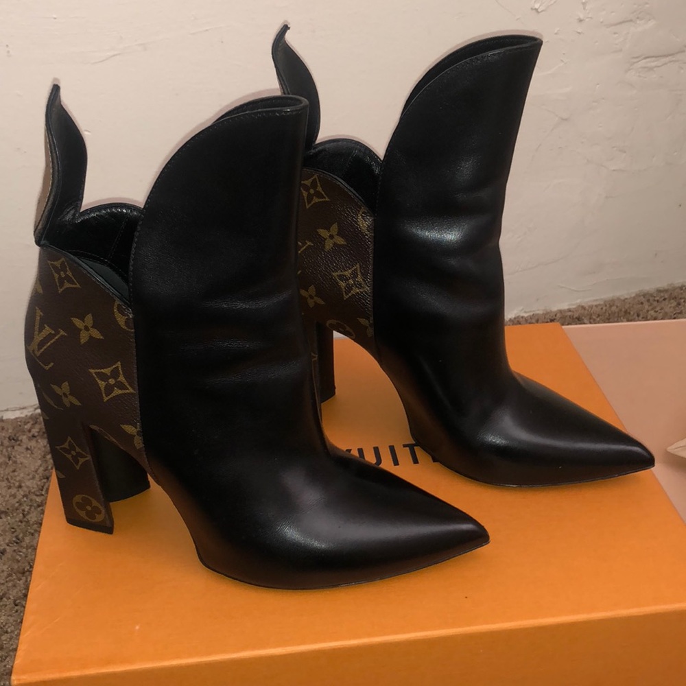 Lv ankle booties